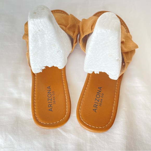 Arizona Jean company, size 9m, Arizona Jean Co decorative flip-flop in tan. - Picture 2 of 7